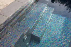 Werte Deinen Pool durch ein elegantes Glasmosaik auf